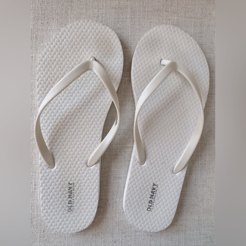 5 for $25 Old Navy White Flip Flops EUC Slide Sandals Beach Pool Padded Thong